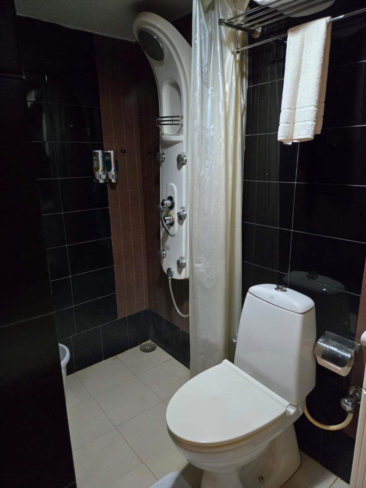 Hotel Badami Court Bagian luar foto
