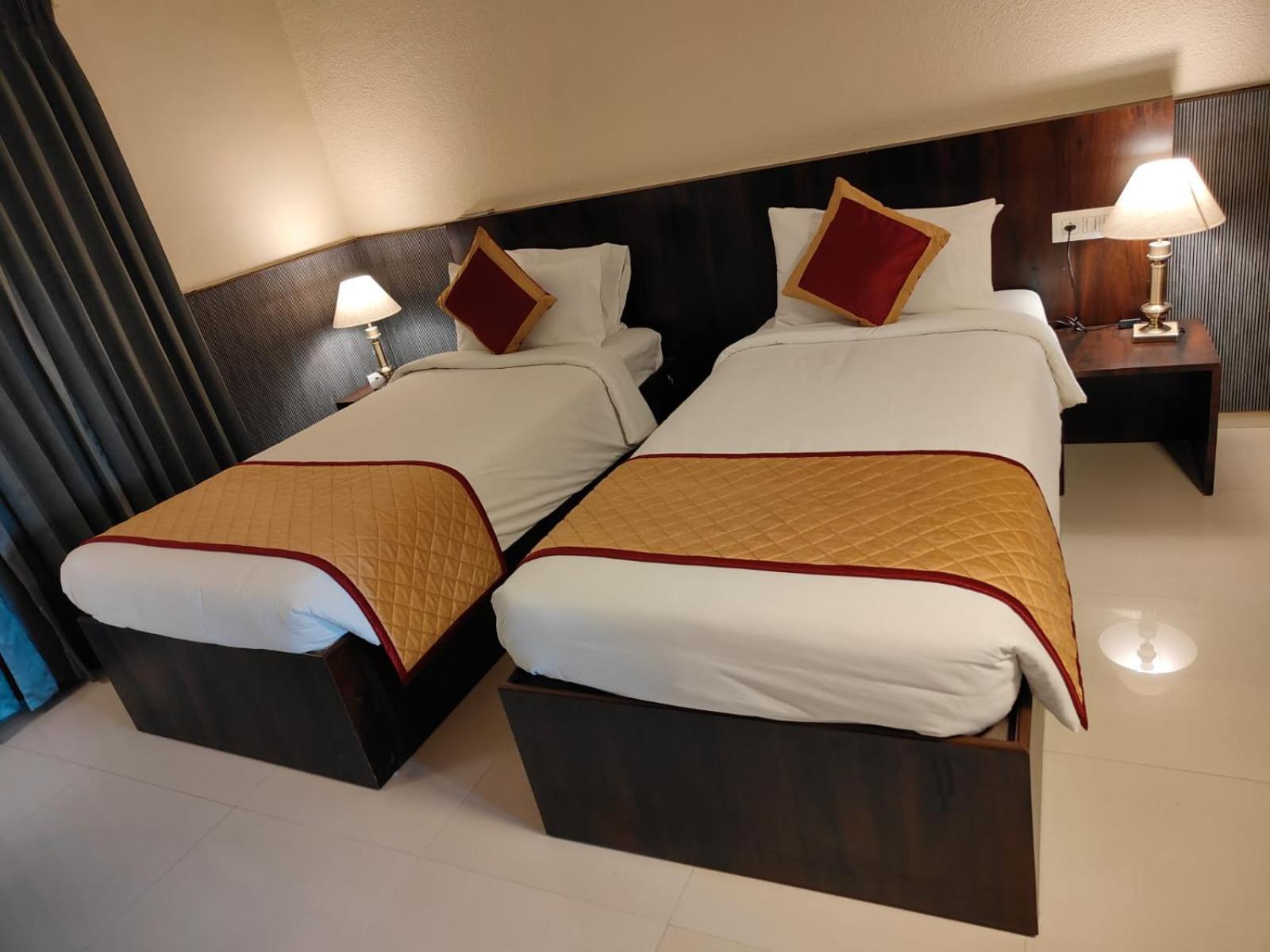 Hotel Badami Court Bagian luar foto