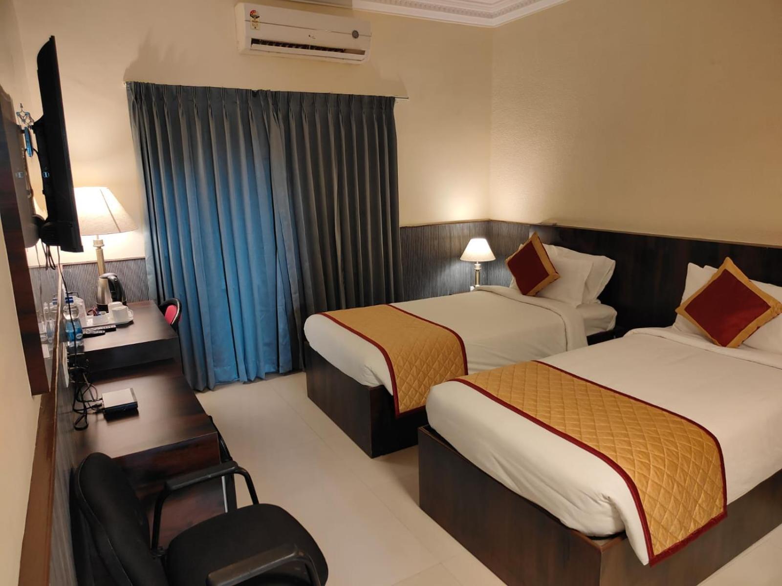 Hotel Badami Court Bagian luar foto