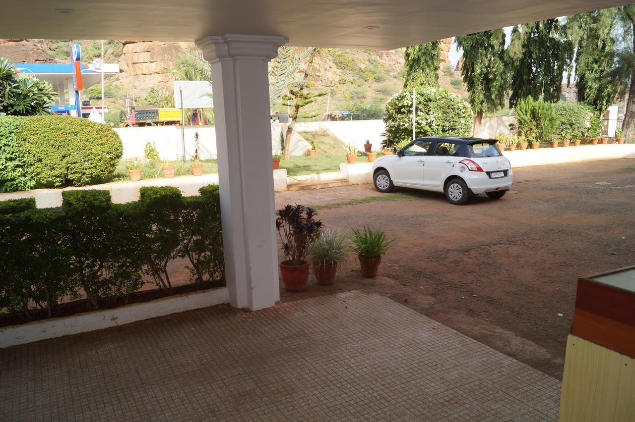 Hotel Badami Court Bagian luar foto